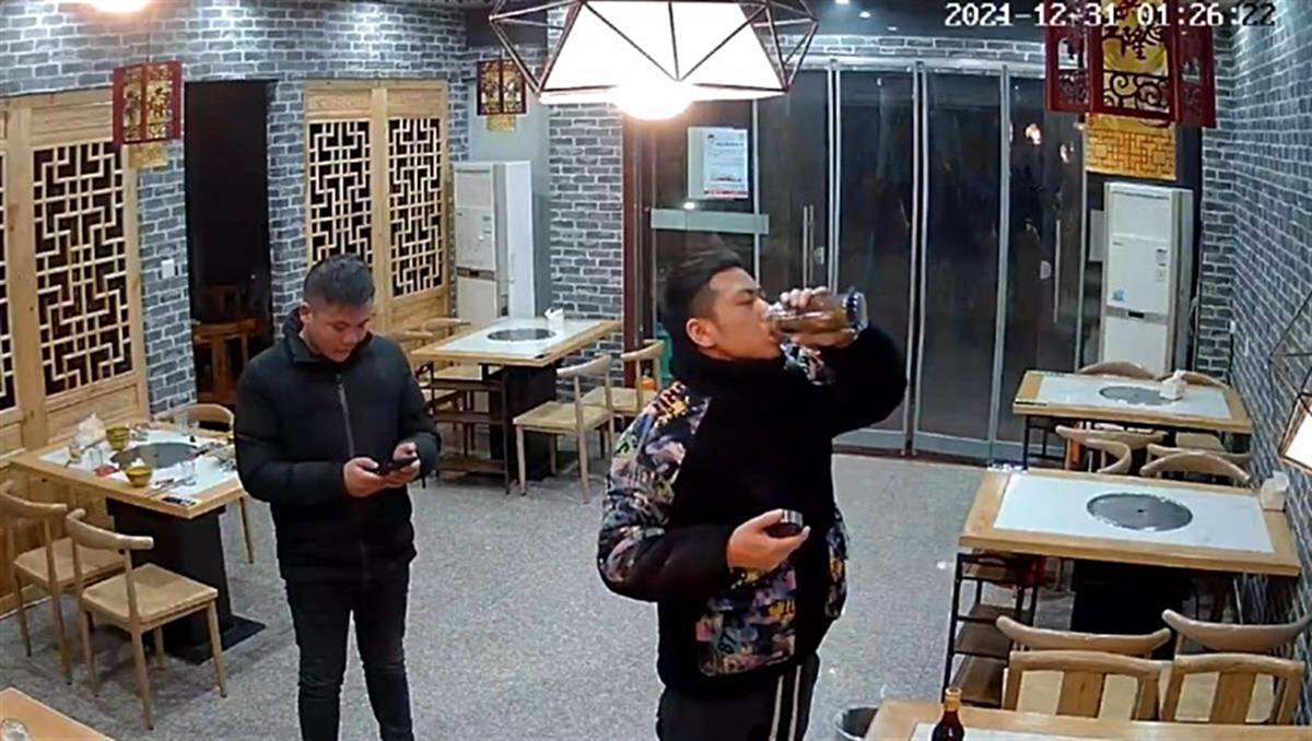 待宰水牛发狂冲进餐馆顶飞男子！警方：伤者住院，牛跑了