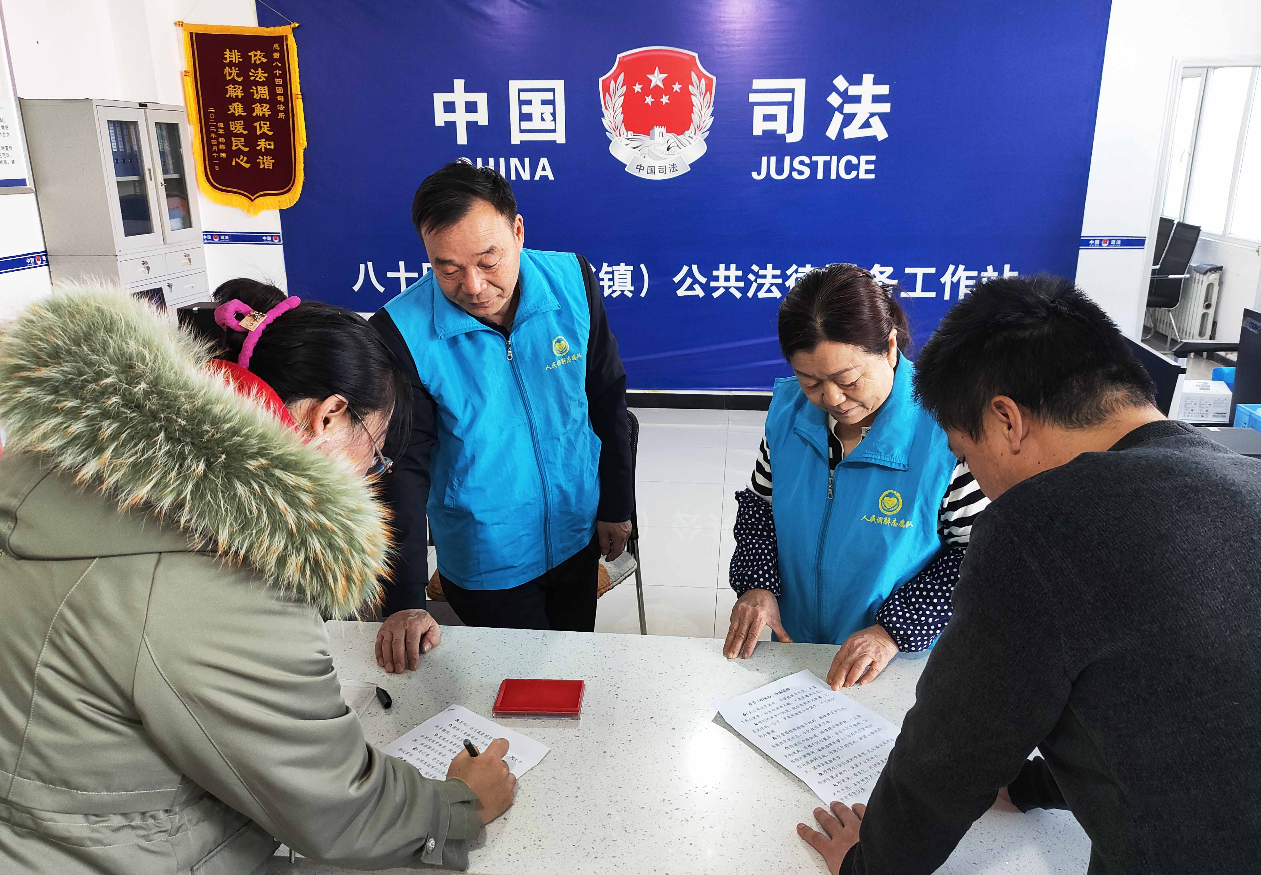 屋顶漏水“冷了”邻里情  上门调解“暖了